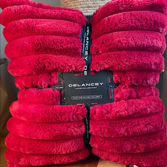 Set of 2 Luxurious Plush Red Faux Fur Throw Pillows🏡NWT! - Picture 10 of 10